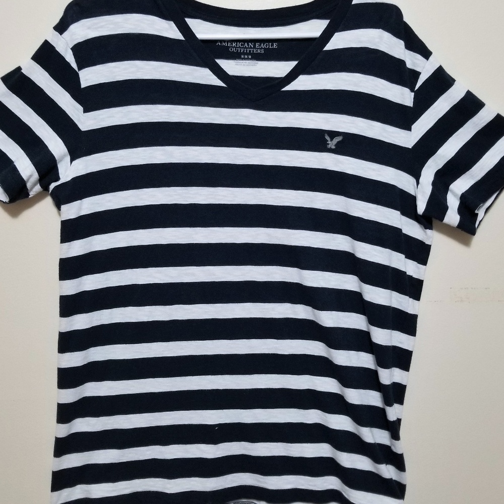AE Navy Blue Striped V Neck T. Size M.